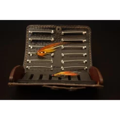 Art Merk Hook & Tube Fly Wallet. COMPACT. Brown Leather & Fly In Gold -Fluefiske Salgsbutikk LPWsQN 1654252538 26550 1810 0 pck 600x600 1
